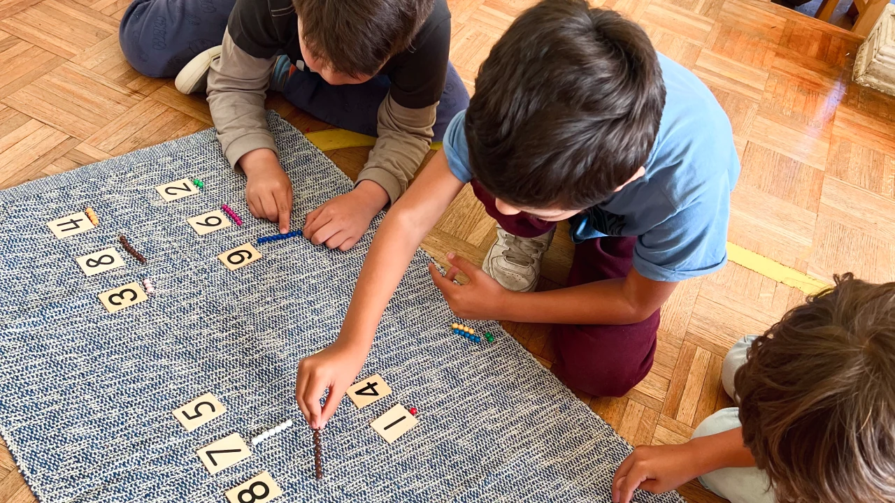 Niños aprendiendo con materiales Montessori en Antu Mawida